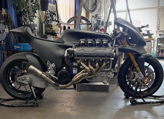 Lelaki ini hasilkan sebuah superbike kustom dengan enjin V8 Ferrari!