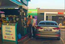 Pantang tak ikut peraturan, pemuda tegur warga Singapura isi RON95