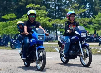 ‘Bukan beg tapi tali pinggang keselamatan khas’, bapa bonceng anak naik RXZ