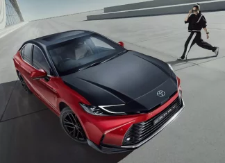 Toyota Camry dapat model Sprint Edition dengan kemasan dua tona di India