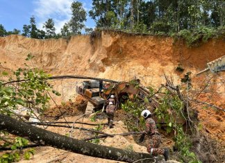 Pemandu jengkaut maut tertimbus runtuhan tanah