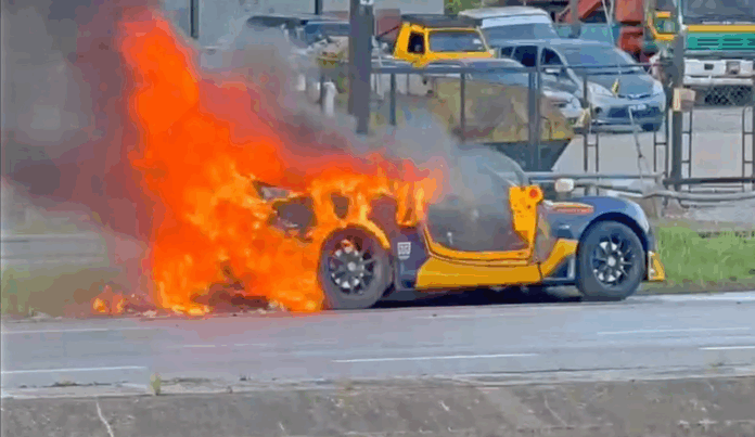 Lotus Cardock terbakar_1