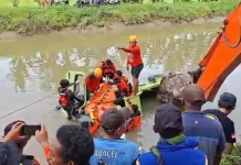 Ikuti Google Maps, lori terjun sungai, kelindan maut terhimpit