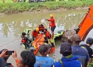 Ikuti Google Maps, lori terjun sungai, kelindan maut terhimpit