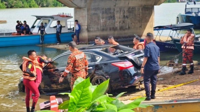 kereta masuk sungai_1