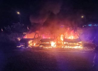 Terdengar bunyi letupan, tiga kereta hangus terbakar