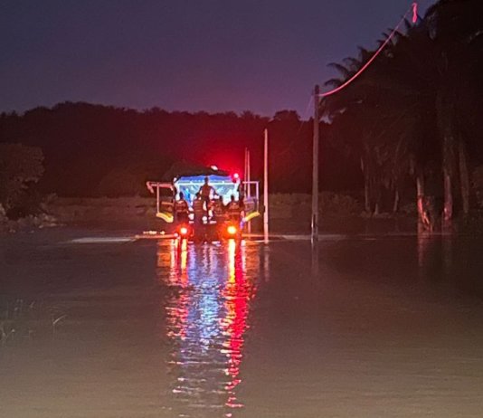 Perodua Bezza terperangkap banjir, seorang dikhuatiri lemas