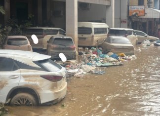 Banyak kereta rakyat Malaysia terkandas banjir Hatyai