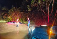 Redah banjir, Toyota Vios dinaiki empat sekeluarga jatuh dalam longkang