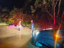 Redah banjir, Toyota Vios dinaiki empat sekeluarga jatuh dalam longkang