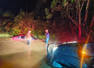 Redah banjir, Toyota Vios dinaiki empat sekeluarga jatuh dalam longkang