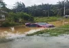 Perodua Bezza terperangkap banjir, mangsa sempat berpaut pada tiang papan tanda