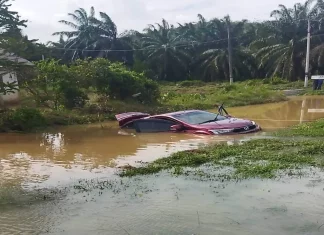 Perodua Bezza terperangkap banjir, mangsa sempat berpaut pada tiang papan tanda