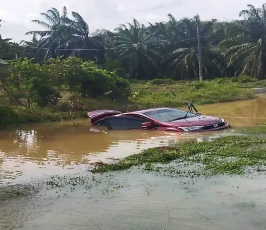 Perodua Bezza terperangkap banjir, mangsa sempat berpaut pada tiang papan tanda