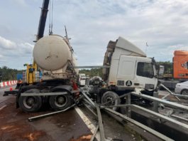 Tayar pecah, ‘stering terkunci’ punca treler rempuh kereta