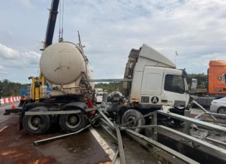 Tayar pecah, ‘stering terkunci’ punca treler rempuh kereta