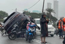Elak motosikal, pemandu Porsche langgar tiga kenderaan