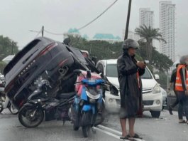 Elak motosikal, pemandu Porsche langgar tiga kenderaan