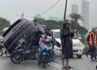 Elak motosikal, pemandu Porsche langgar tiga kenderaan