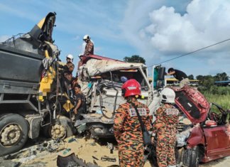 Tiga maut dalam kemalangan melibatkan dua lori dan sebuah kereta