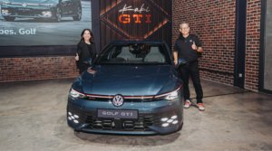 RENATE Noessler (kiri) melancarkan Golf R-Line dan GTI baharu untuk pasaran Malaysia.