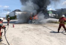 Velfire, BMW antara empat kenderaan musnah di parkir medan selera