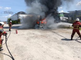 Velfire, BMW antara empat kenderaan musnah di parkir medan selera