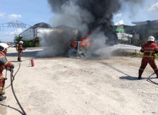 Velfire, BMW antara empat kenderaan musnah di parkir medan selera