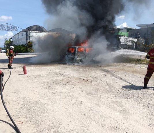 Velfire, BMW antara empat kenderaan musnah di parkir medan selera
