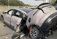 Langgar penghadang jalan konkrit, Nio EC6 terbelah dua