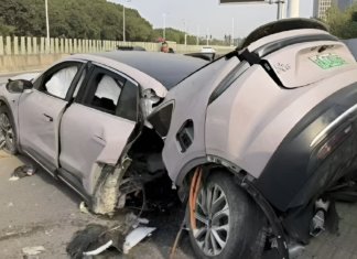 Langgar penghadang jalan konkrit, Nio EC6 terbelah dua