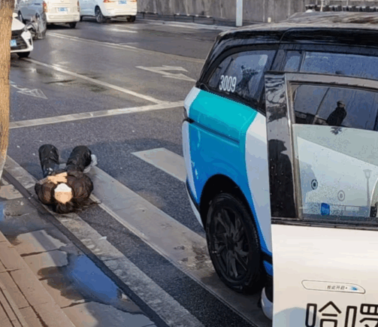 Roboteksi Hello langgar dua pejalan kaki di China