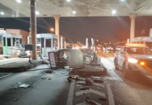 Treler rempuh pondok tol, langgar dua kereta