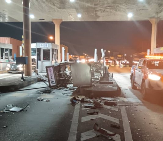 Treler rempuh pondok tol, langgar dua kereta