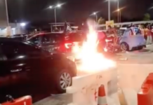 Gara-gara pertunjukkan ekzos berapi sebuah kereta hangus terbakar