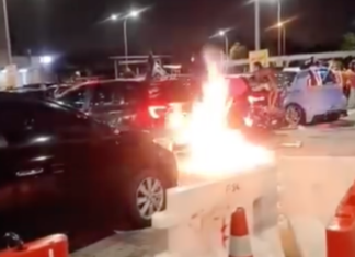 Gara-gara pertunjukkan ekzos berapi sebuah kereta hangus terbakar