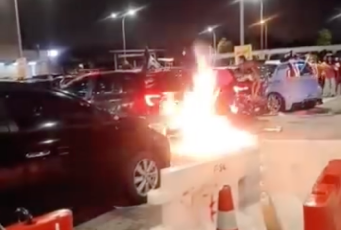 kereta hangus terbakar_1