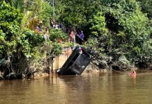 Mayat suami isteri ditemui dalam kereta terjunam di Sungai Rompin