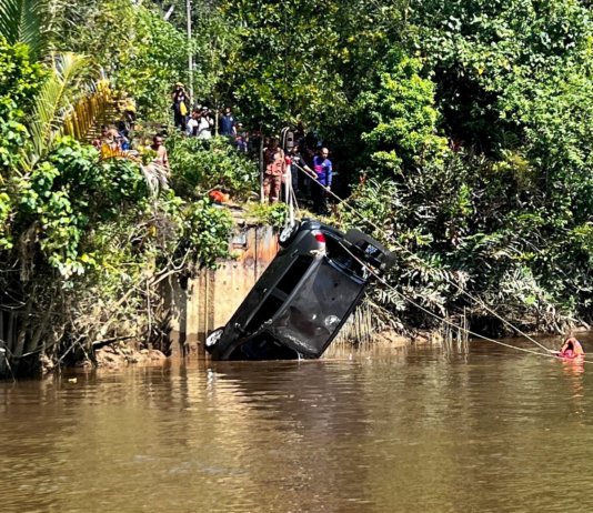 Mayat suami isteri ditemui dalam kereta terjunam di Sungai Rompin
