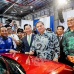 Mr. Airlangga Hartarto – Indonesian Coordinating Minister for Economic Affairs (second from the right) signs an autograph on the VF 3 electric vehicle during the inauguration ceremony.