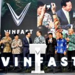 Mr. Airlangga Hartarto – Indonesian Minister of Economic Coordination (5th from the right), Mr. Pham Sanh Chau – CEO of VinFast Asia, and Mr. H. Erwan Setiawan – Deputy Governor of West Java Province