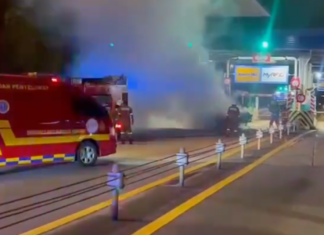 Dua rentung kereta terbakar di Plaza Tol Jitra