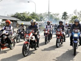 RXZ Forever Legend: Wanita berpakaian seksi diarah pulang, 30 ‘dihadiahkan’ tudung