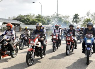 RXZ Forever Legend: Wanita berpakaian seksi diarah pulang, 30 ‘dihadiahkan’ tudung