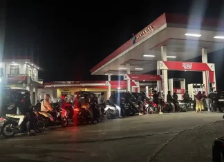 Kenyataan Menteri Cetus Panik: Rakyat Indonesia serbu stesen minyak