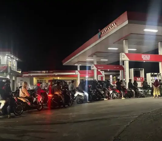 Kenyataan Menteri Cetus Panik: Rakyat Indonesia serbu stesen minyak