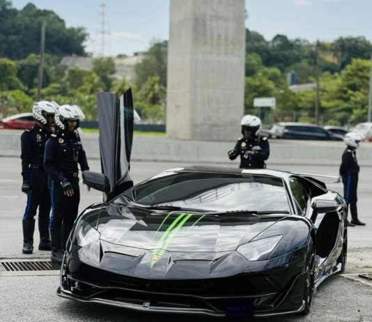 Padah nombor plat tidak patuh spesifikasi, terus kena angkut masuk depoh