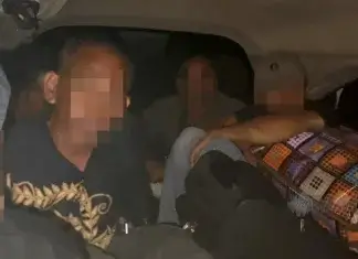 Kantoi berhimpit dalam Perodua Alza