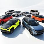 [Depan dari kiri ke kanan Kicks, Kait, Versa, ROOX, Qashqai e-POWER, JUKE elektrik, Rogue Hybrid e-POWER, Sentra]