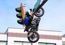 Kemalangan pelik 2026, superbike ‘melekat’ atas tiang lampu isyarat
